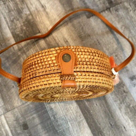 Round straw purse with snap closure and tassel - Picture 2 of 5